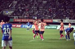 开云体育平台APP-足球赛场挑战不断，球队备战备受瞩目