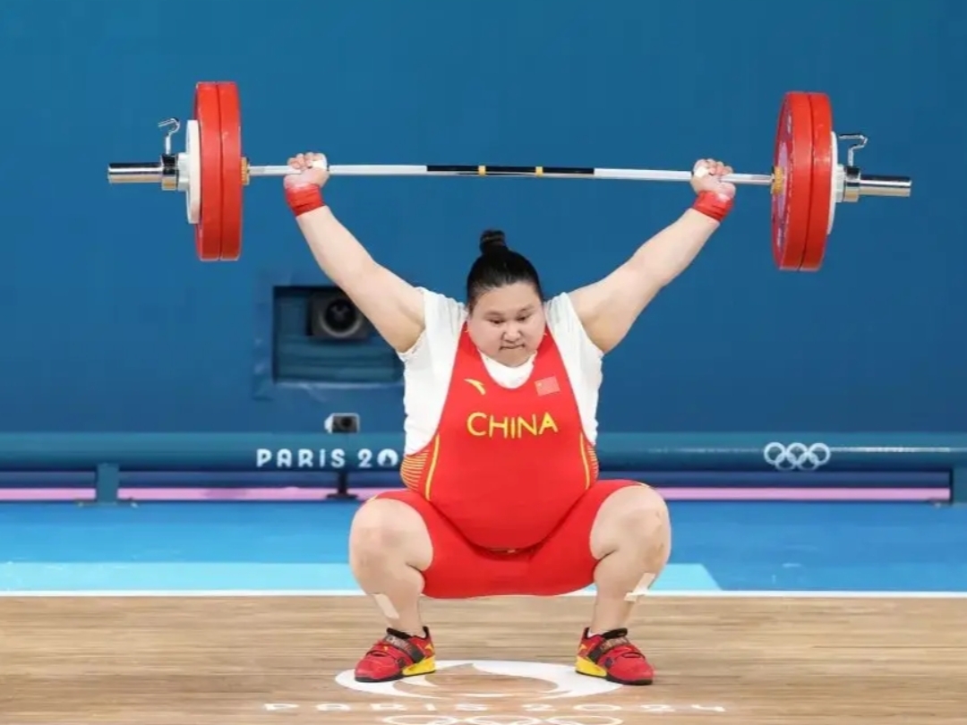 举重比赛中选手们力量大爆发夺冠