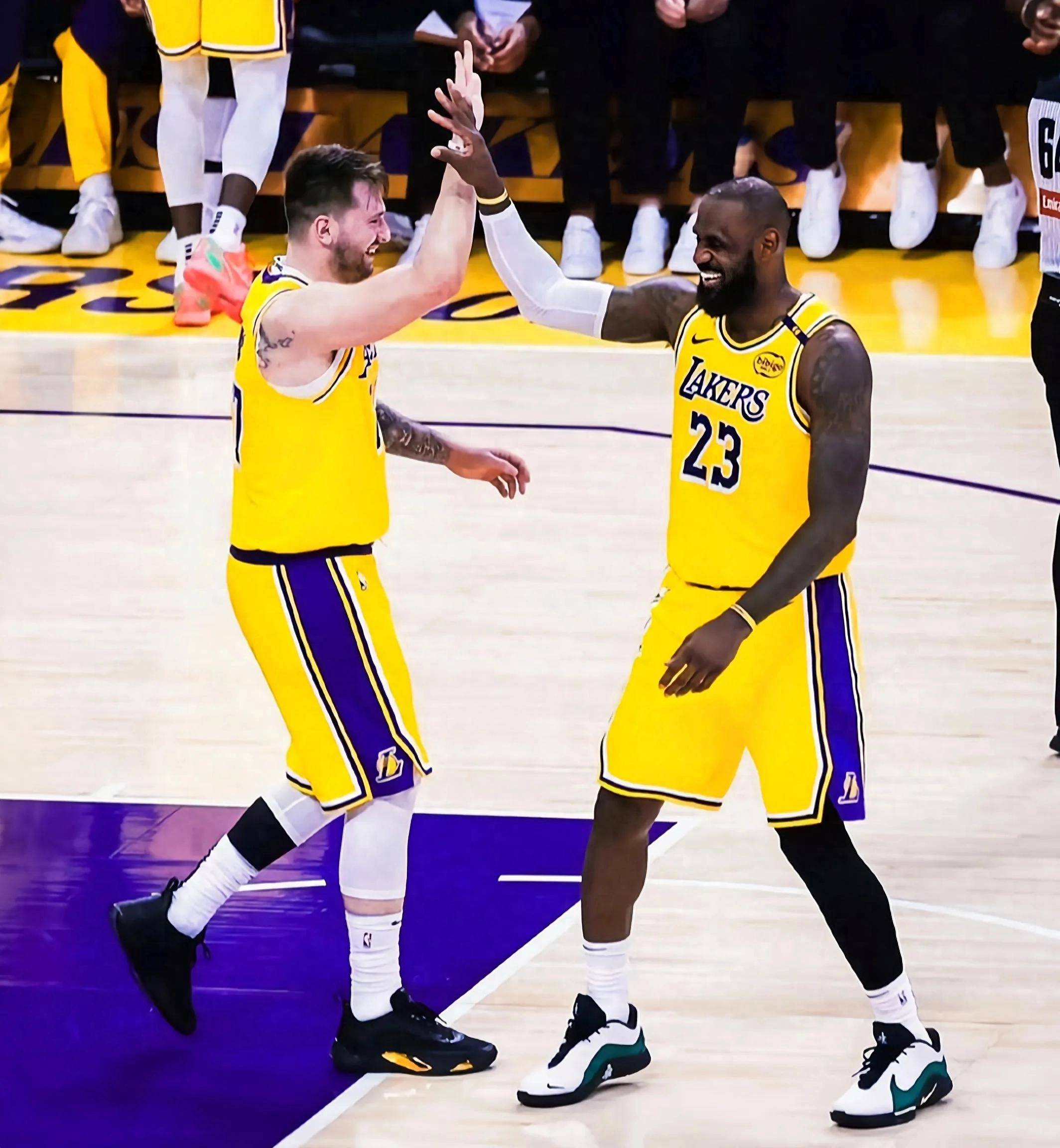 黄蜂遭遇不敌爵士，遭遇三连败的简单介绍