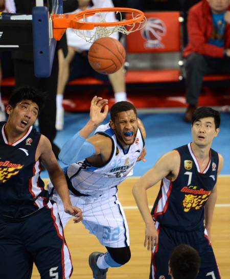 包含意大利男篮绝杀波兰男篮，莫里斯送出助攻的词条