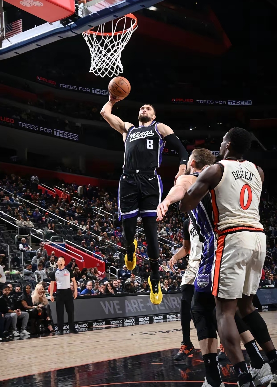 爵士险胜独行侠，萨姆·米切尔送出助攻