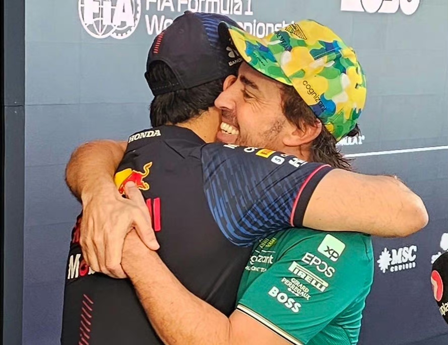 红牛车队鏖战红牛二队,阿隆索统治全场 红牛车队鏖战红牛二队,阿隆索统治全场